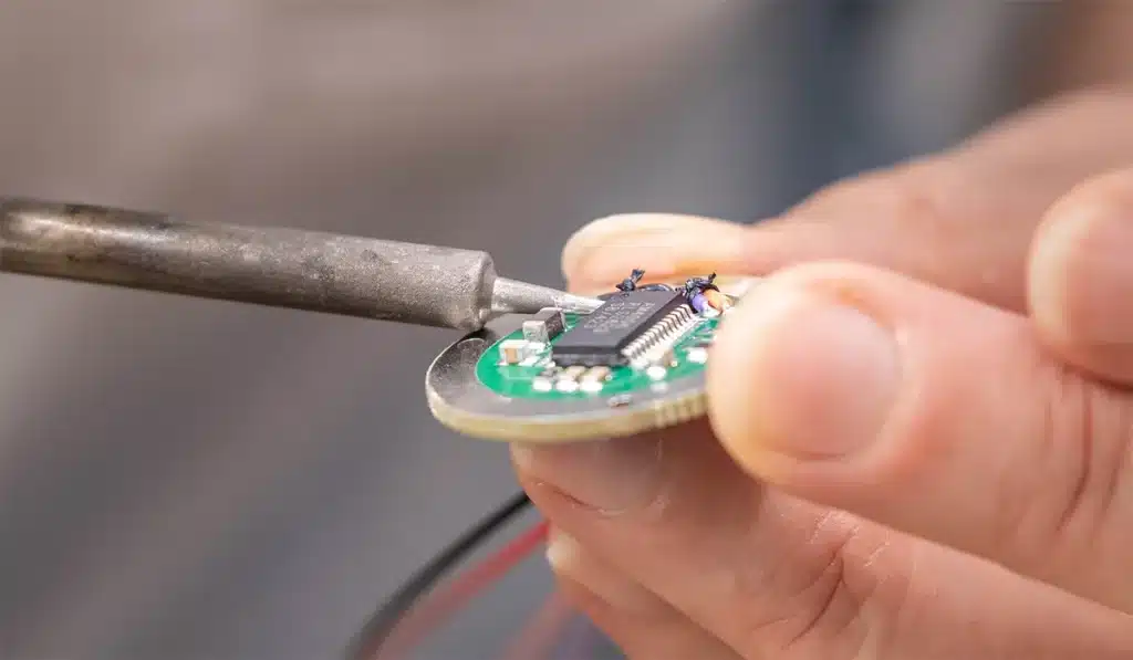 Contrôle et assemblage de composants électroniques dans le cadre d’une production industrielle.