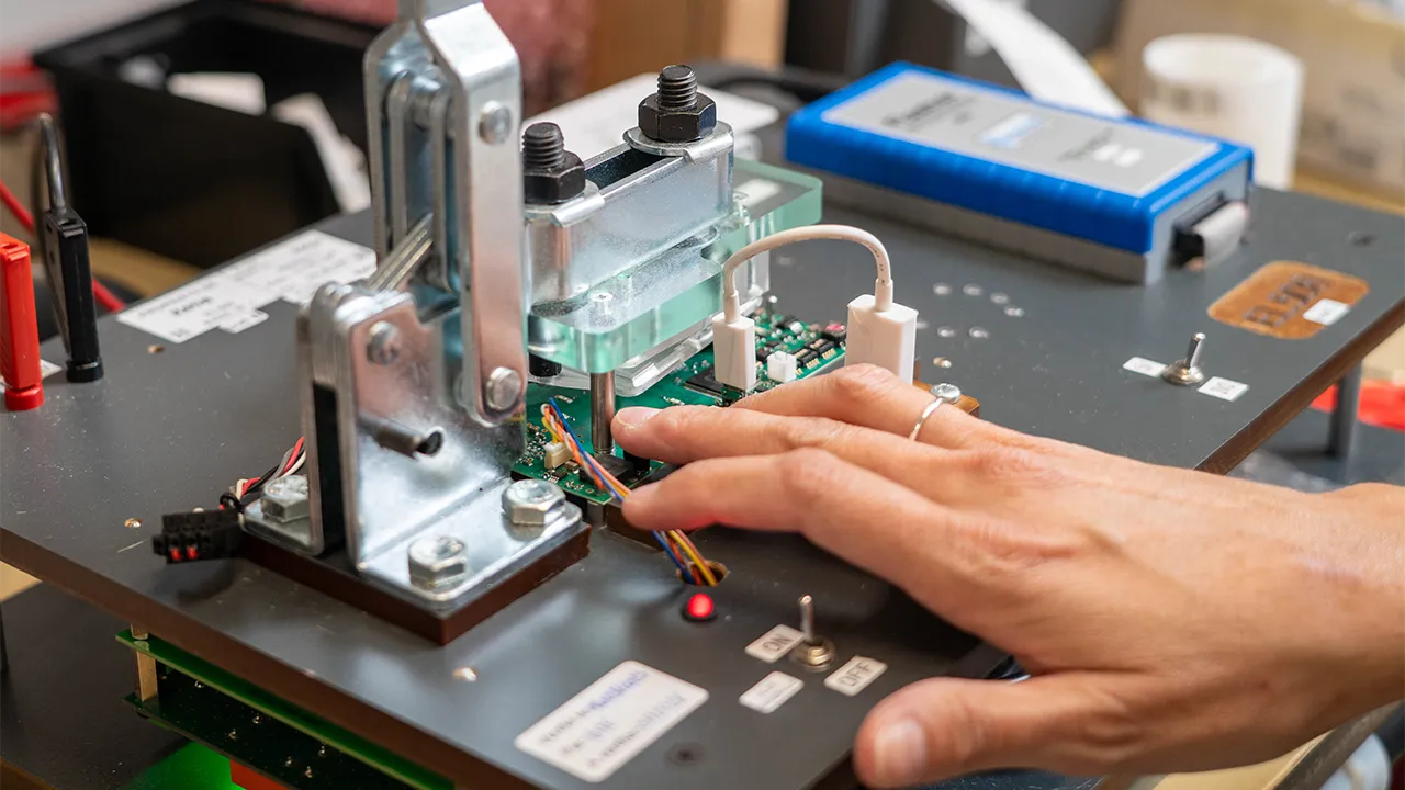 Testeur fonctionnel utilisé pour vérifier le bon fonctionnement d’une carte électronique
