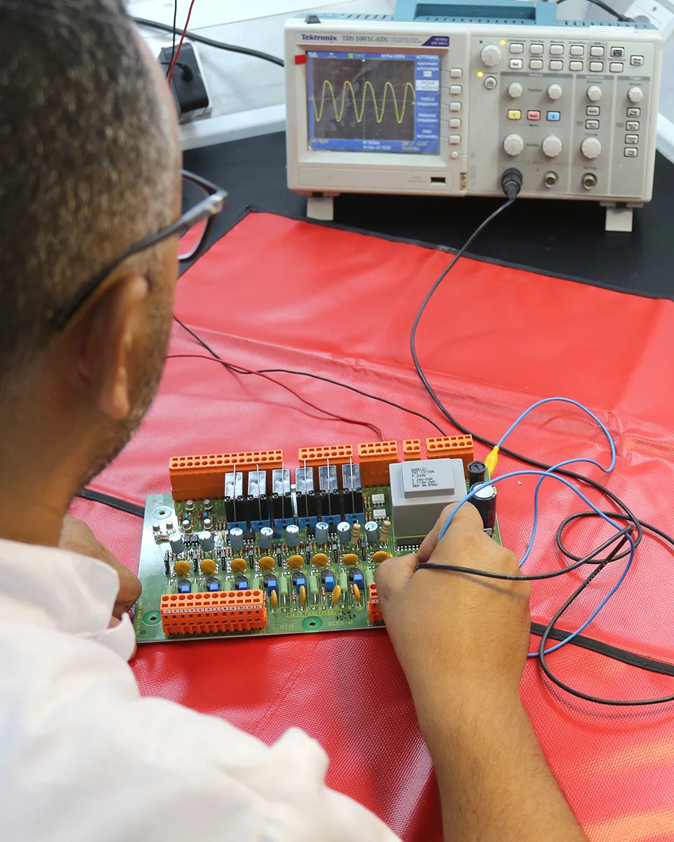 Réparation et rétrofit des systèmes électroniques chez Emka MED