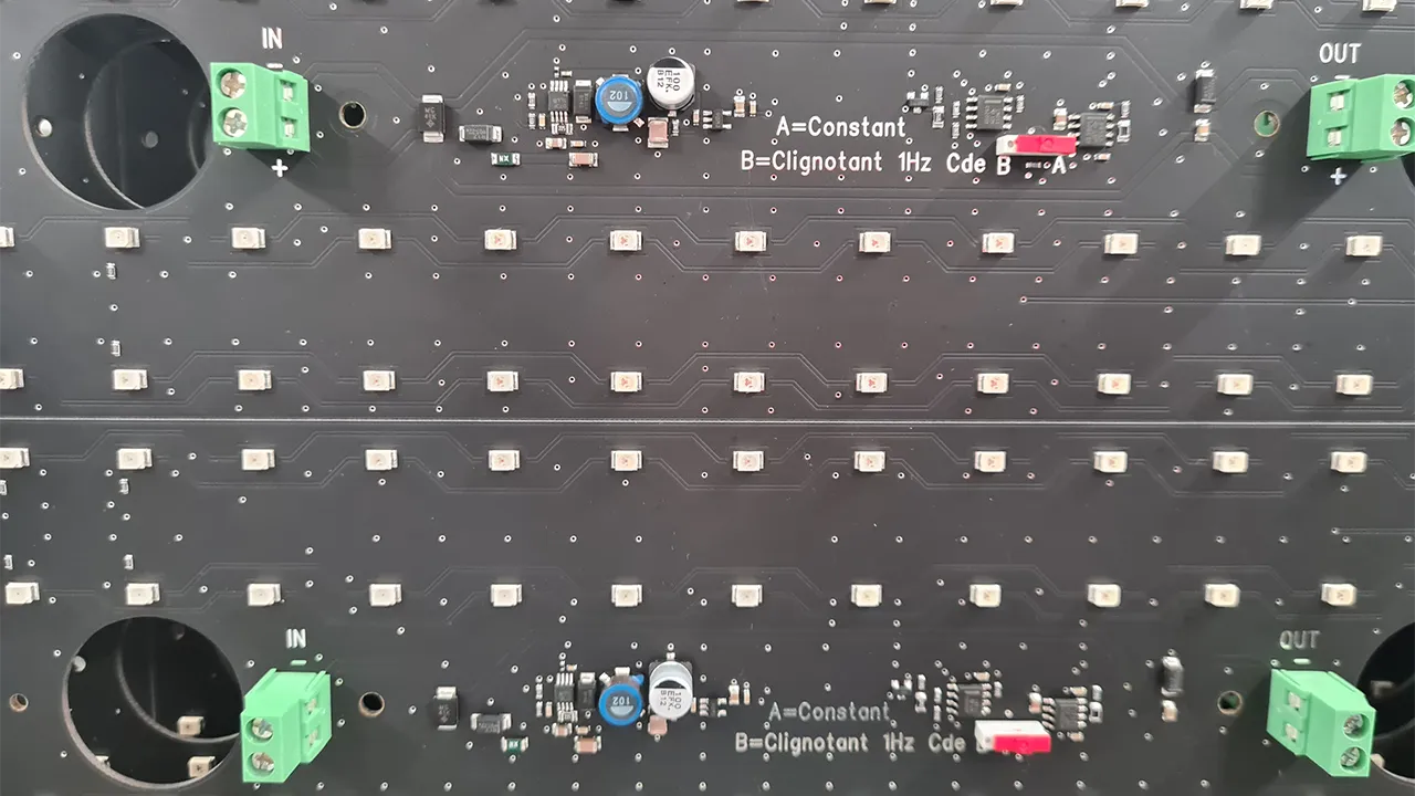 Détail d’un circuit imprimé sur un écran d’ingénierie électronique