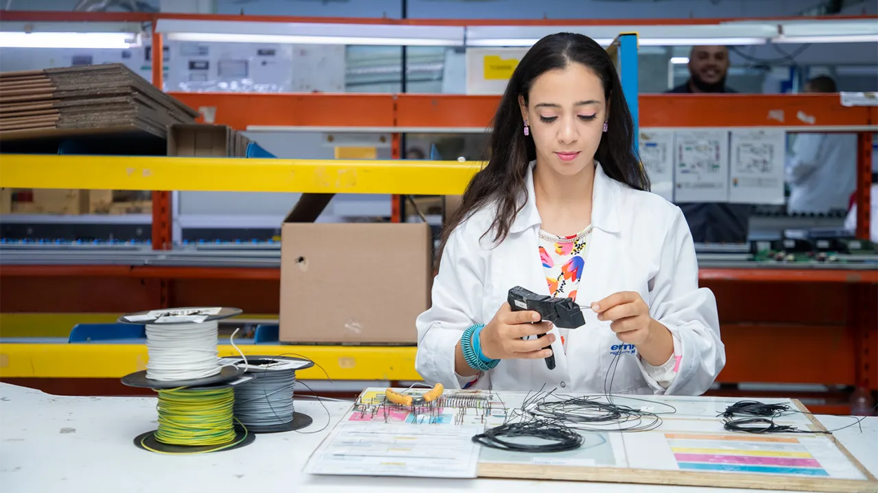 Atelier de câblage et d’assemblage de coffrets et cartes électroniques