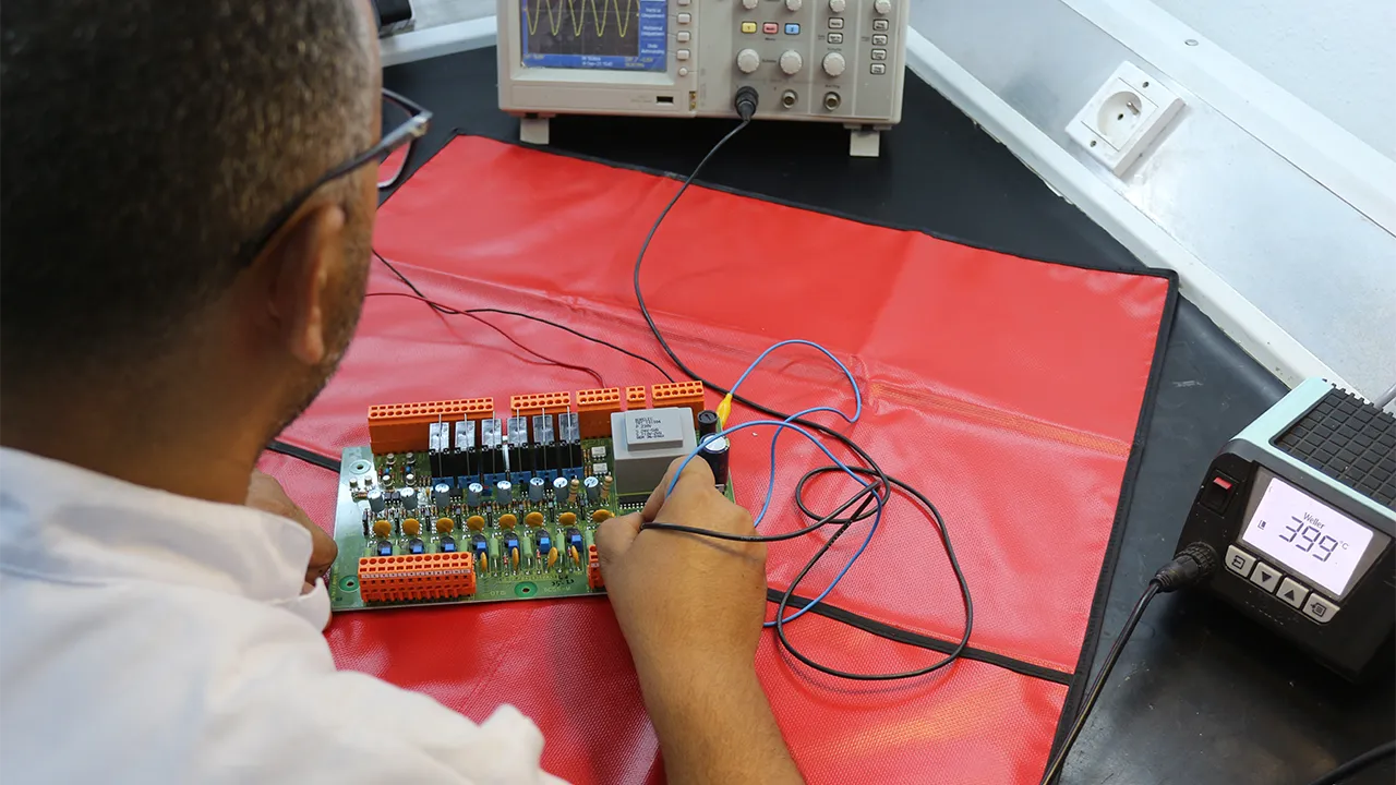 Techniciens réalisant des réparations SAV en Tunisie