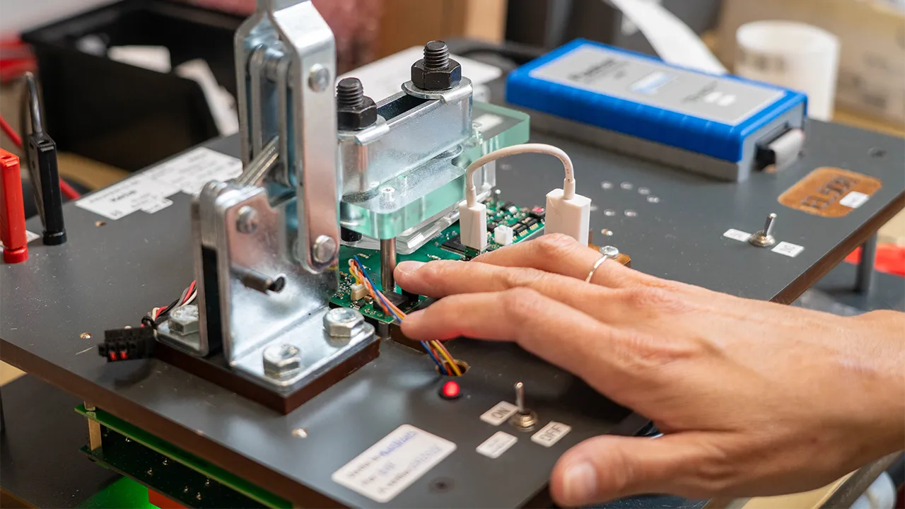 Testeur fonctionnel utilisé pour valider les produits électroniques