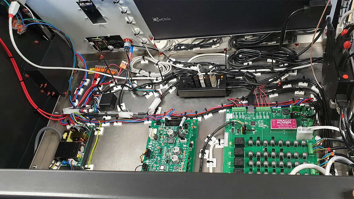 Armoire RFID mélangeant électronique et électrotechnique