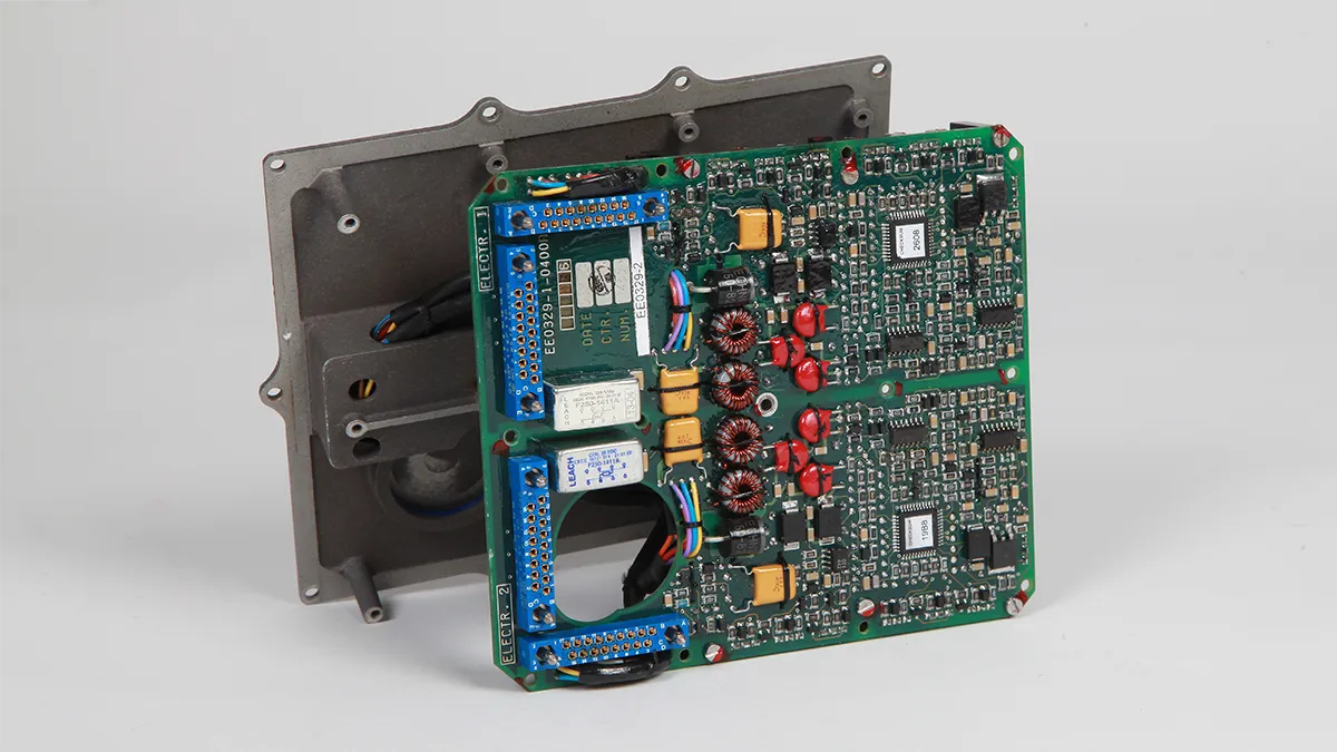 Carte électronique de commande pour actionneur de gouverne aéronautique