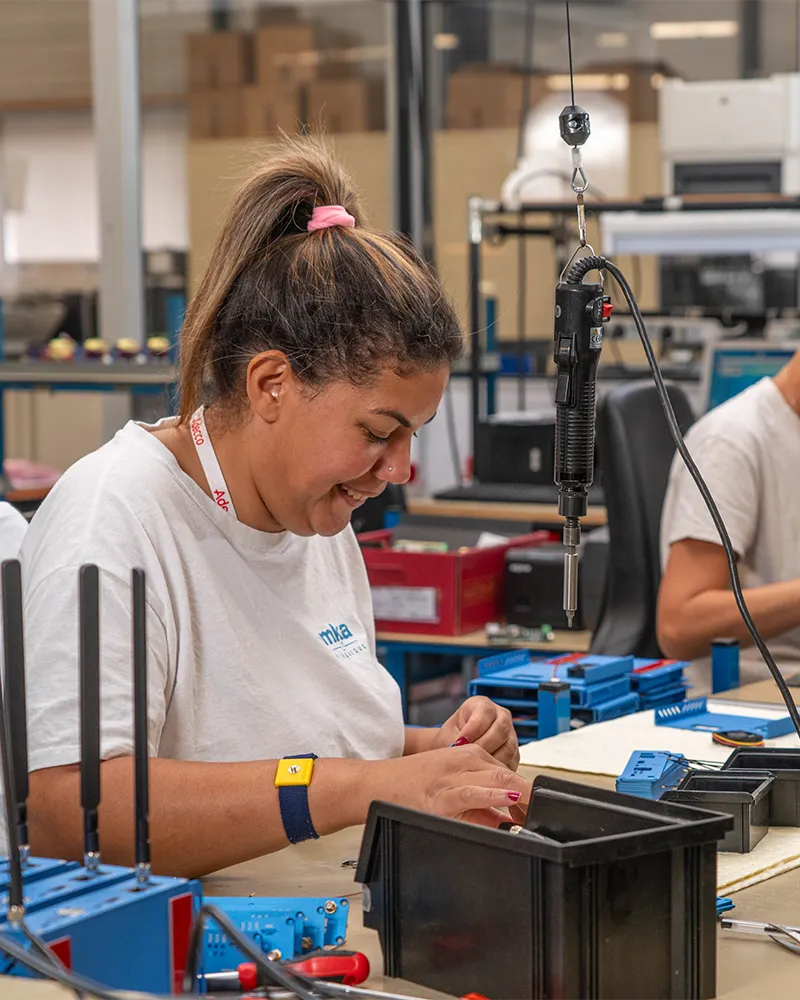 Équipe technique travaillant en collaboration agile sur le développement de cartes électroniques