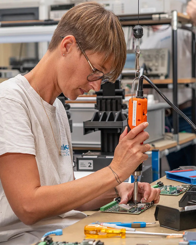 Cartes électroniques haute densité assemblées dans des coffrets et modules câblés