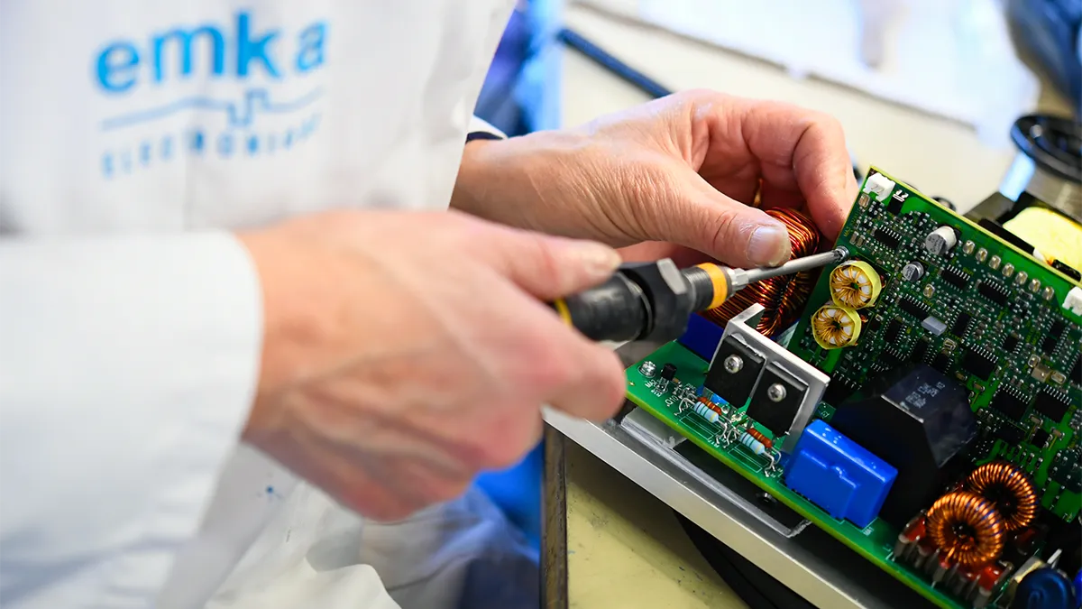 Montage complexe de cartes électroniques de puissance