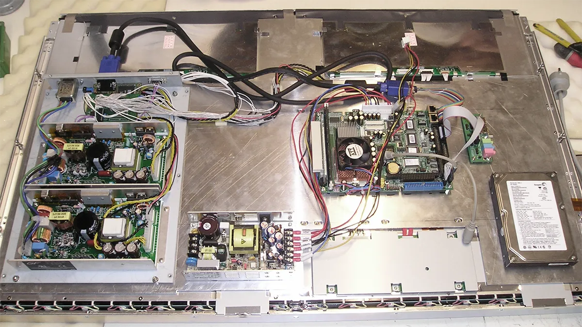 Armoire, platine et coffrets électroniques et électrotechniques