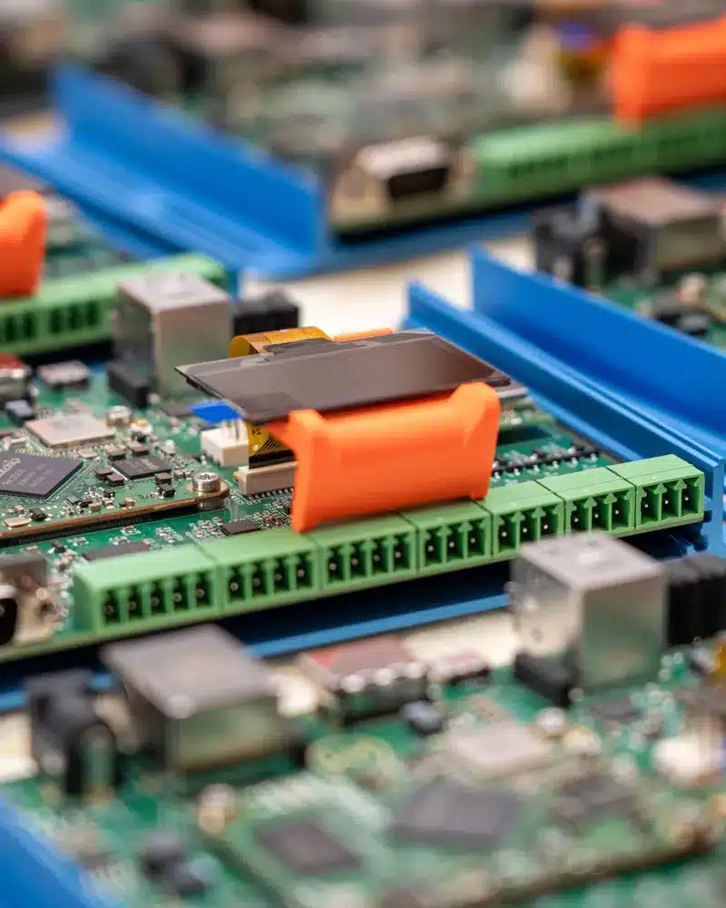 Production en série de cartes électroniques dans l’atelier EMKA